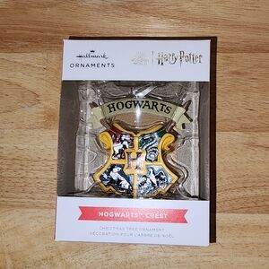 HALLMARK ORNAMENT - 2022 HARRY POTTER - HOGWARTS CREST - NEW in BOX